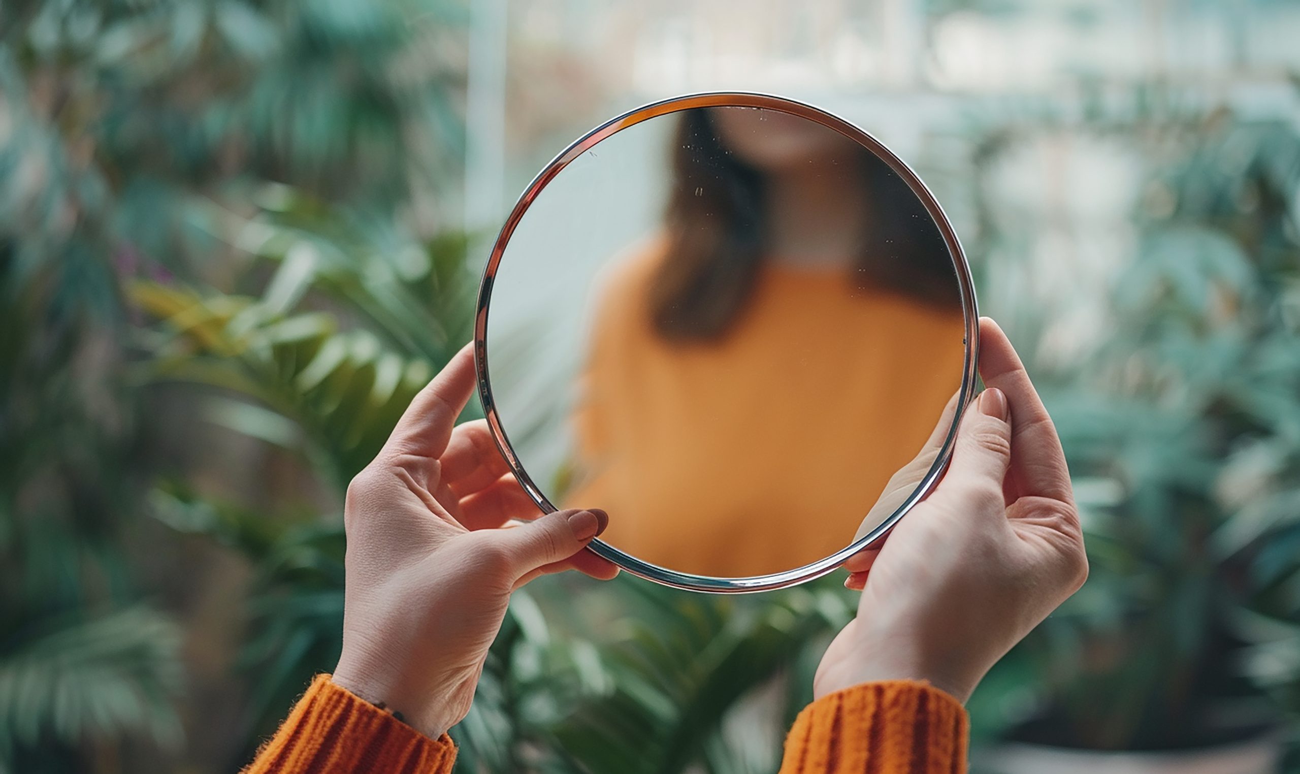 Mujer observando su reflejo en un espejo