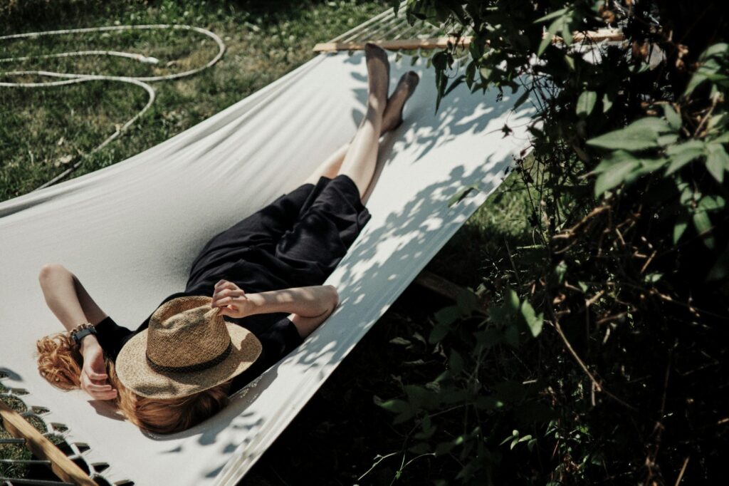 persona descansando en una hamaca al aire libre