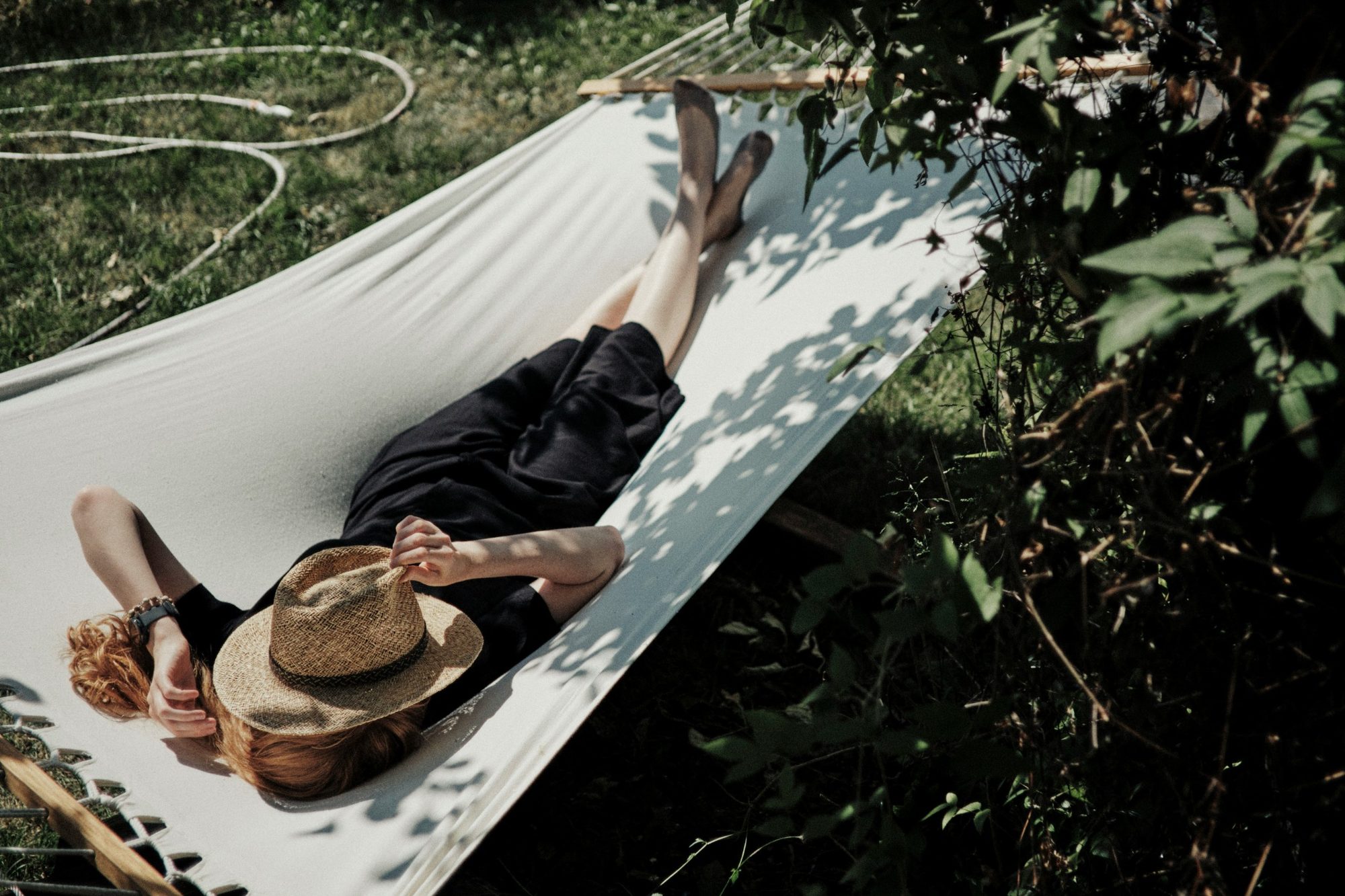 persona descansando en una hamaca al aire libre